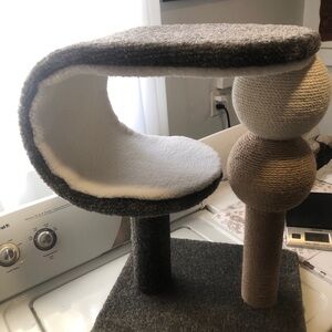 Helly Hansen Gray and Cream Cat Perch